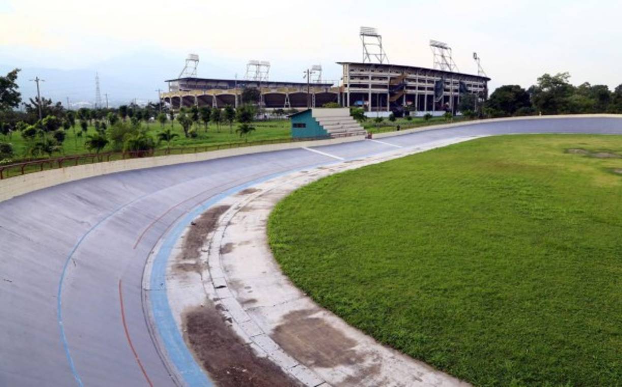 Muchas de las obras del Complejo Olímpico no están ni siquiera pintadas. El deterioro de la infraestructura se hace cada vez más notorio. En la imagen, el velódromo.