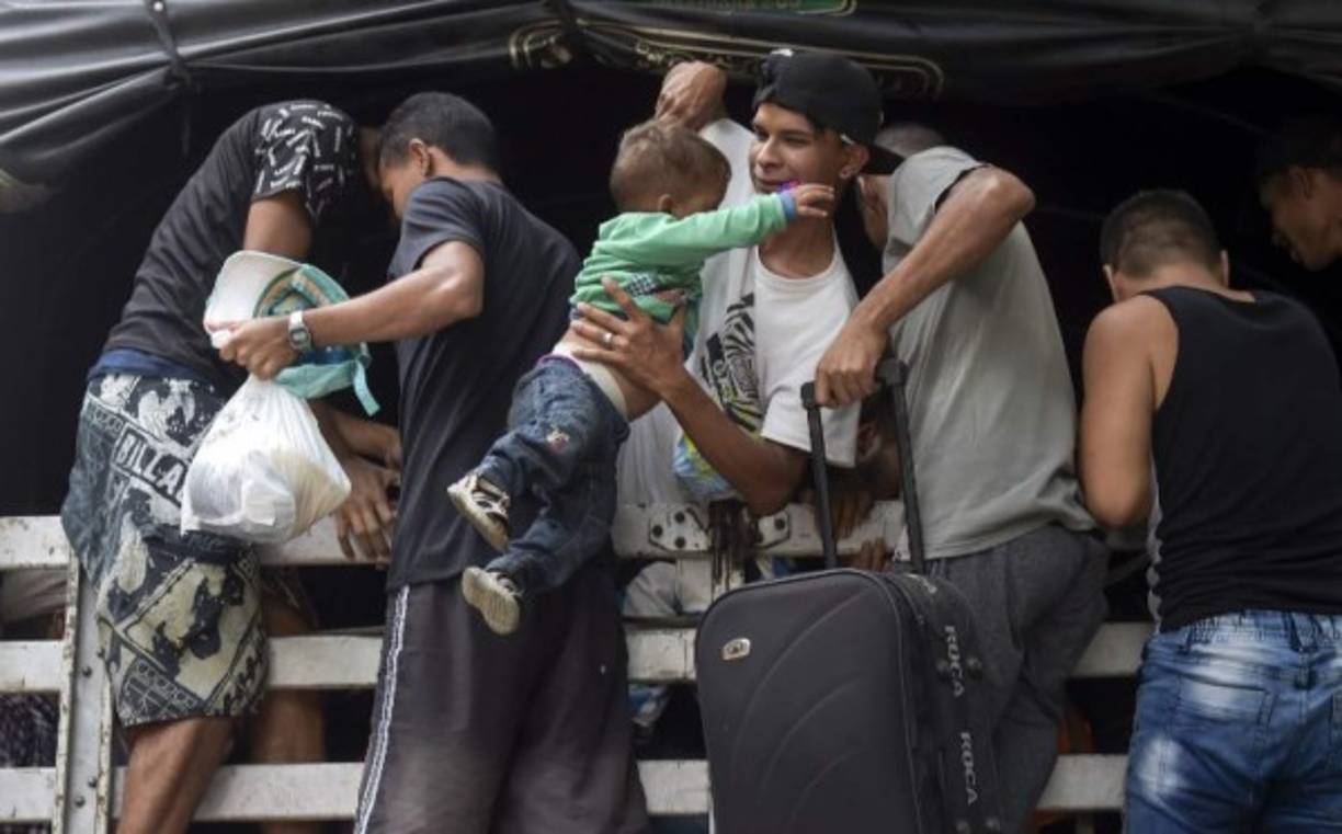 El cambio 'no no va a ser ni mañana ni pasado... allá no va a llegar la paz sino llega la guerra. Todo se vuelve política pero no hay verdaderas soluciones', cuestiona la profesora Lulexis González que decidió huir la semana pasada, apenas repuesta de la 'dura experiencia' de recibir un pan por el camino.