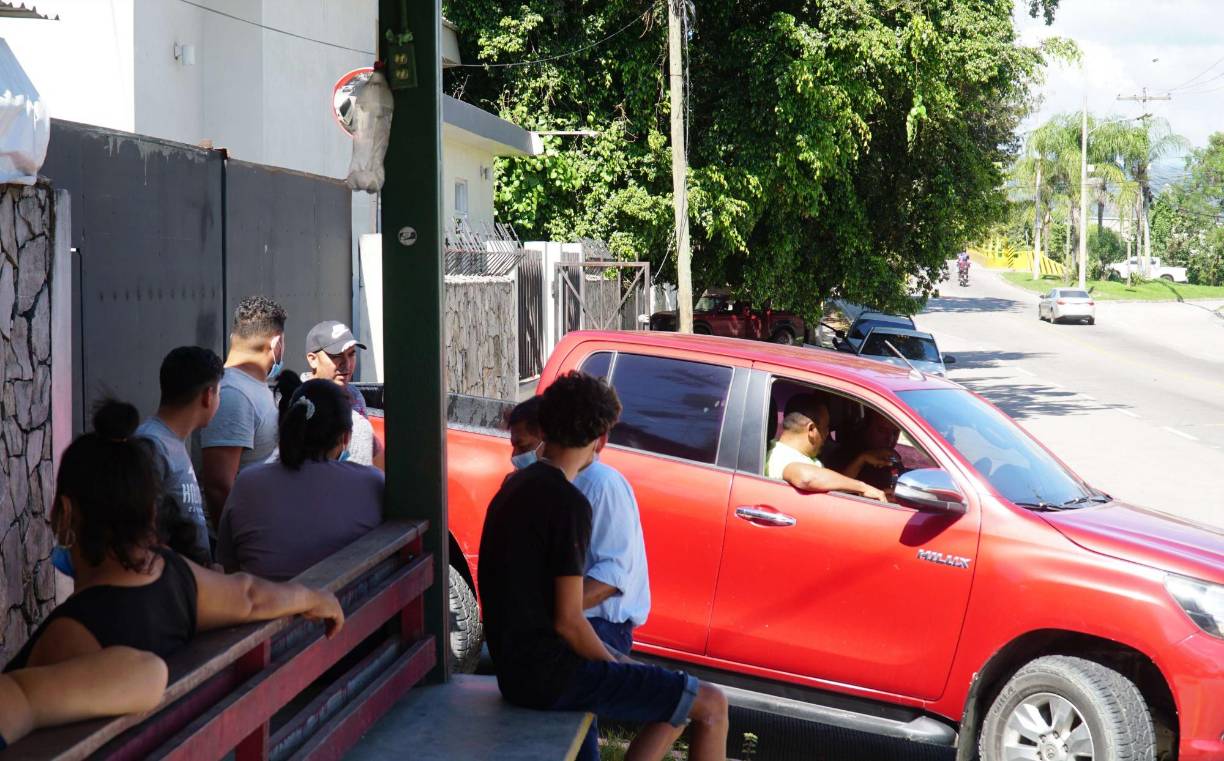 Las investigaciones indican que el herido junto a las tres víctimas mortales formaban parte de la banda criminal Los Pipes, vinculada al tráfico de droga, asesinato, robo a personas y robo de ganado en sectores de los departamentos de Cortés y Atlántida.