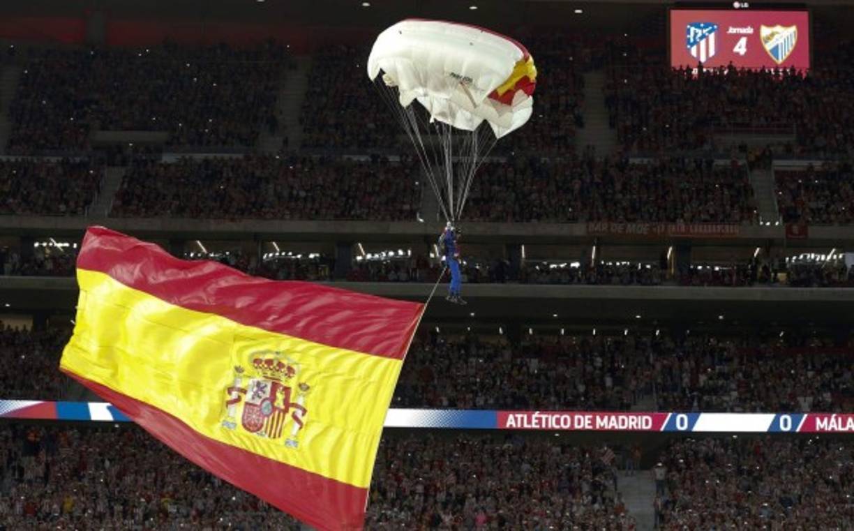 GRA481. MADRID, 16/09/2017.- Un paracaidista con una bandera española aterriza en el terreno de juego antes del partido entre Atlético de Madrid y Málaga, de cuarta jornada de liga en Primera División, en la inauguración del estadio Wanda Metropolitano, en Madrid. EFE/Ballesteros
