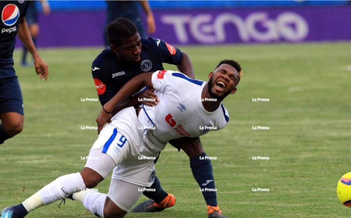 Cristopher Meléndez le comete una falta a Jorge Benguché.