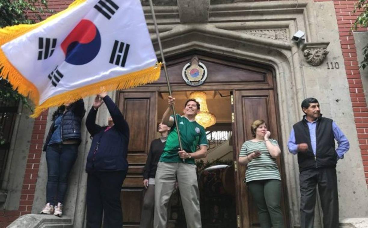 Un mexicano flamea la bandera de Corea del Sur.