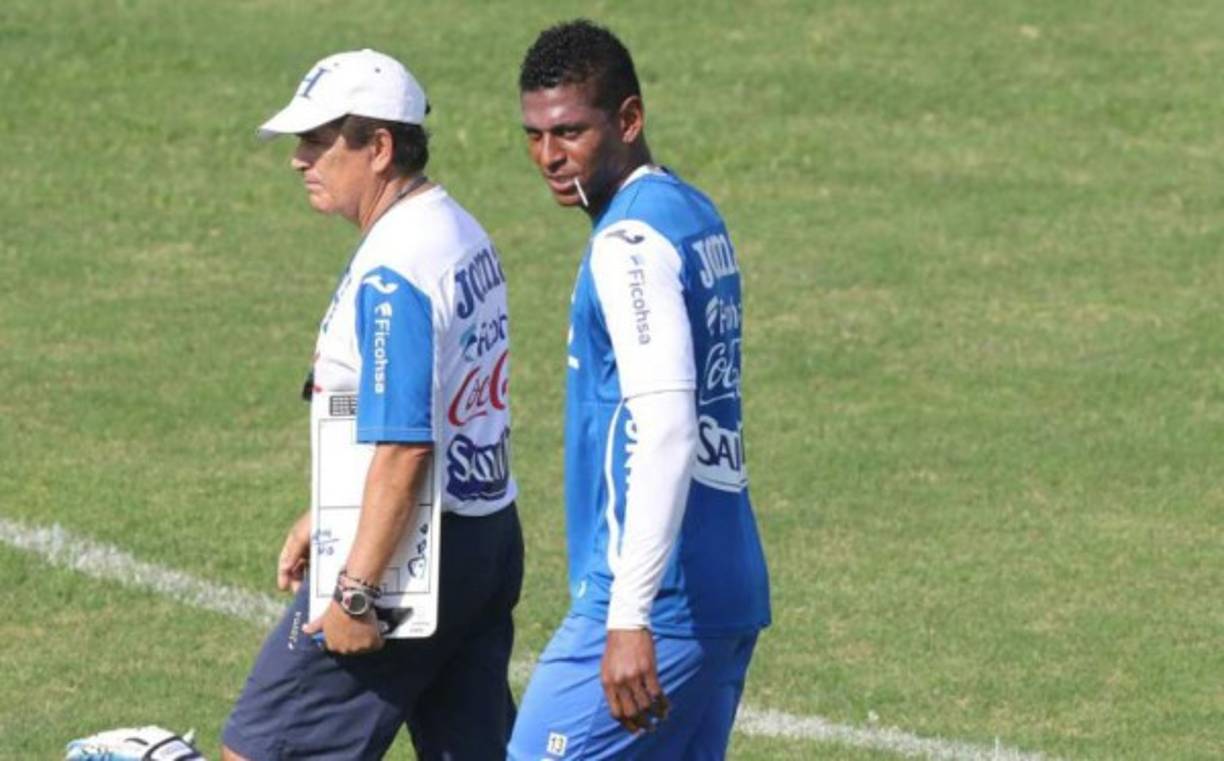 Jorge Luis Pinto pone en su sitio a Costly. Jorge Luis Pinto, entrenador de la Selección Nacional de Honduras, habló en Exclusiva con Golazo sobre la sorpresiva renuncia de Carlo Costly al combinado catracho en donde el atacante aseguró que se va de la H por discrepancias con el colombiano. El director técnico asegura que no tiene ningún problema con el ariete del Olimpia y puso clara las cosas. 'De mí parte no hay ninguna chispa, yo tengo que decir siempre la verdad, al país a los jugadores, dirigentes', comenzó diciendo luego de que el futbolista dijo que hacían cortocircuito por lo que le pidió no ser convocado para lo que resta de la eliminatoria.