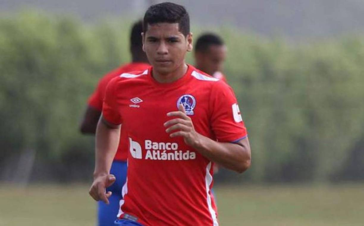 Carlos Pineda: El mediocampista hondureño comenzó pláticas con Olimpia para una renovación de contrato. El joven futbolista en estos momentos es agente libre ya que contrato con los albos venció en el mes de diciembre.