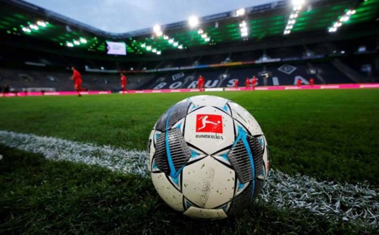 Trabajadores de salud preparan inyecciones de la vacuna CoronaVac para el COVID-19, desarrollada por la empresa biofarmacéutica china Sinovac Biotech, en un centro de vacunación instalado en el estadio Bicentenario en Santiago, Chile, el miércoles 3 de febrero de 2021. (AP Foto/Esteban Felix)