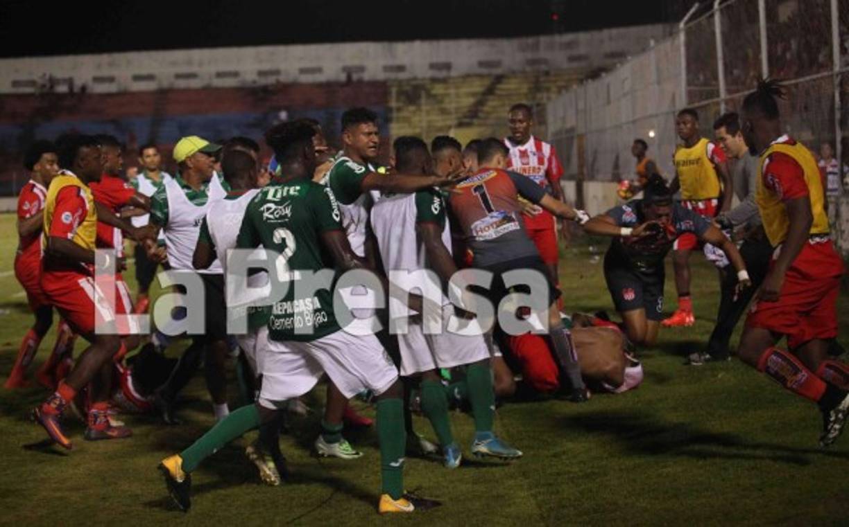 El jugador del Vida, Miguel Valerio, fue el que se llevó la peor parte.