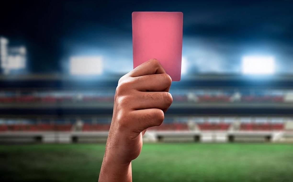 “El árbitro principal o el cuarto árbitro informará el equipo contrario de que, a partir de ese momento, tiene la opción de usar un sustituto adicional y una oportunidad de sustitución adicional, que se puede efectuar de manera simultánea o con posterioridad a la sustitución por conmoción cerebral que haya realizado el equipo contrario. Esta oportunidad adicional solamente se podrá utilizar para una sustitución adicional, no para sustituciones regulares”, agrega el comunicado de la Conmebol.