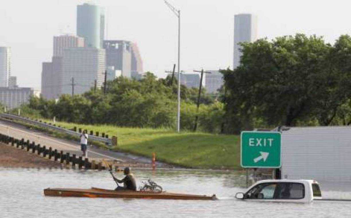 El Servicio Meteorológico Nacional ha extendido el aviso por inundación repentina para el suroeste de Houston donde ya se han realizado rescate de ciudadanos atrapados en autopistas.