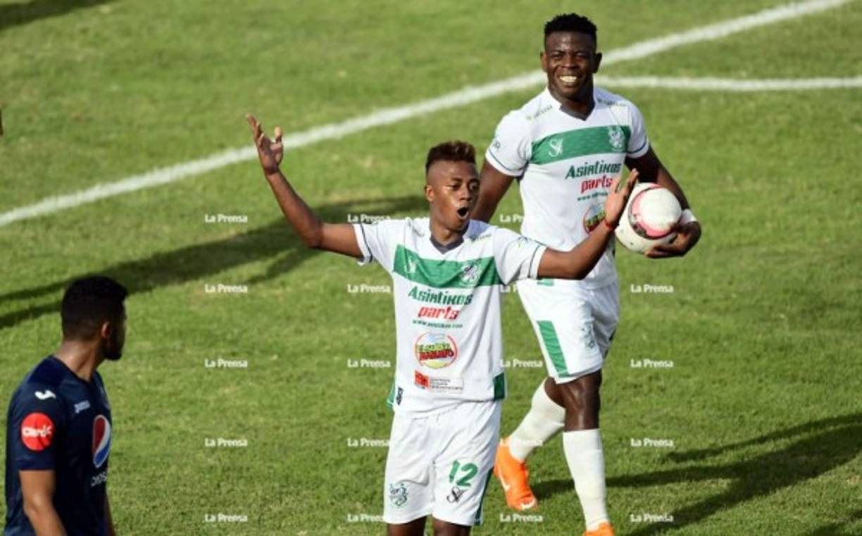 El reclamo de Jeancarlo Vargas al árbitro Erick Andino por anularle el golazo.