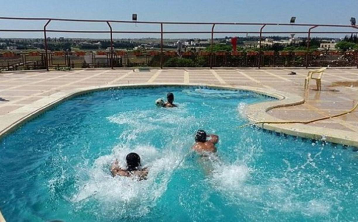 Millones de refugiados han abandonado Siria tras la sangrienta guerra desatada en ese país hace 4 años. Sin embargo, en ese país el grupo Estado Islámico (ISIS) tiene un bastión donde los terroristas disponen de todo tipo de lujos.