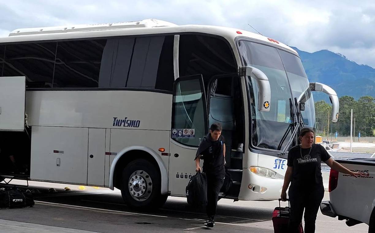 El autobús de los seleccionados llegó a eso del mediodía al Aeropuerto Internacional de Palmerola para poner rumbo a Santiago de Chile.