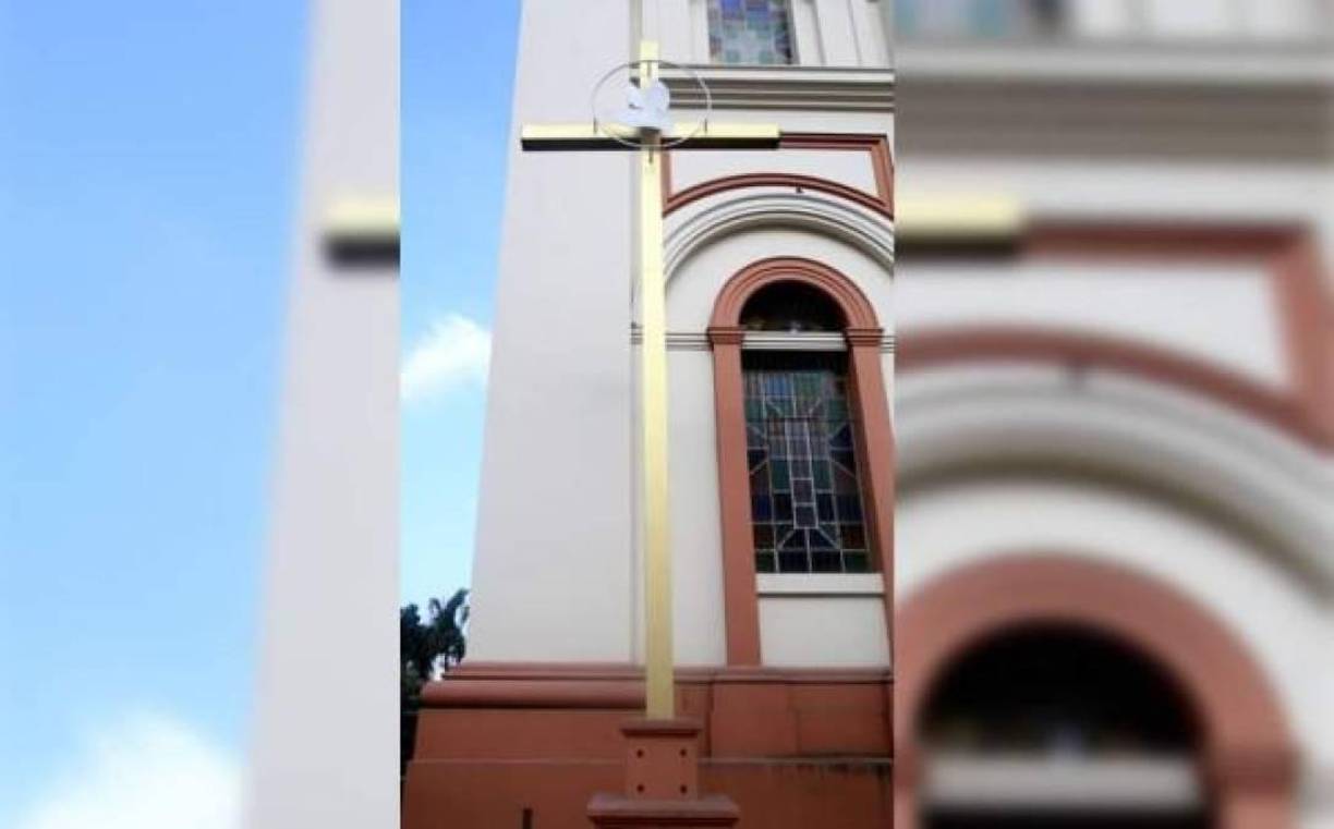 También conserva la cruz de metal que se colocó detrás del escenario donde estuvo el Papa Juan Pablo II dando un mensaje al mundo obrero de América Latina y del Caribe.