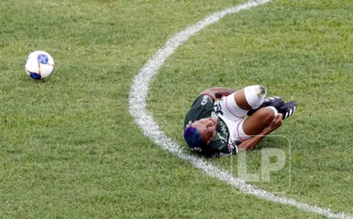 Kervin Arriaga se duele en el suelo tras recibir una falta.