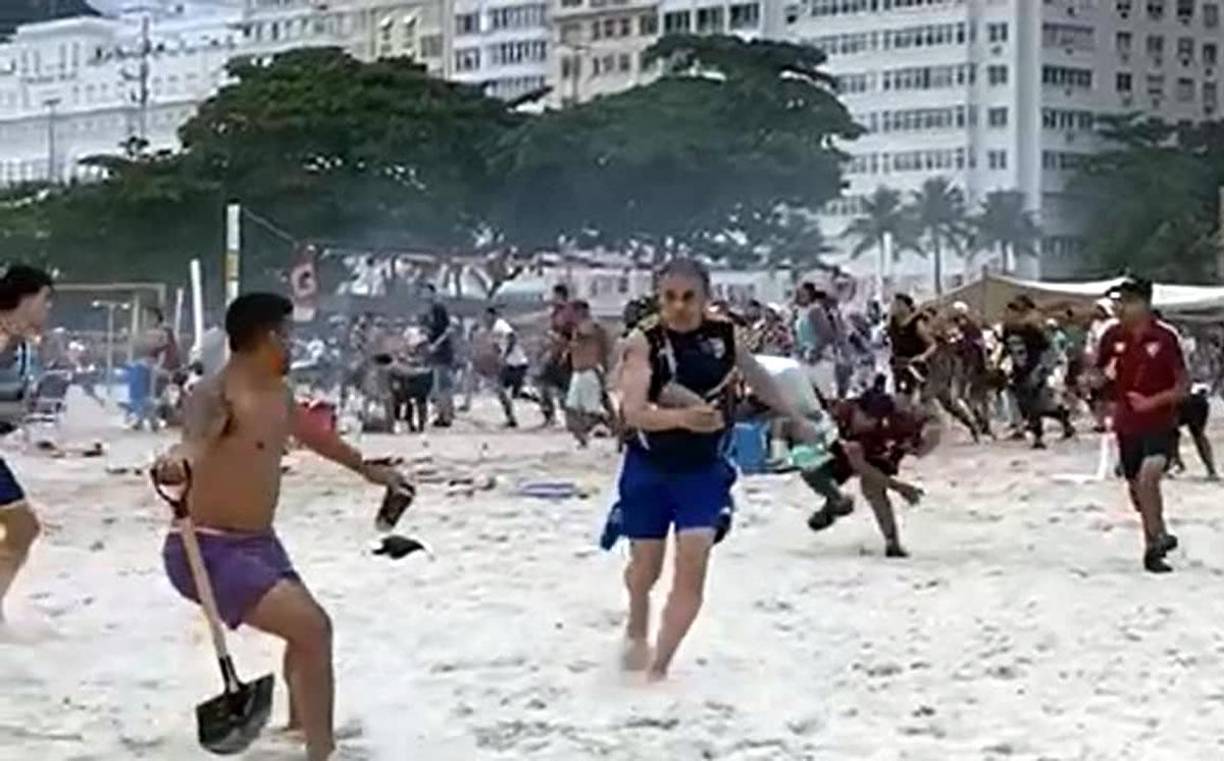 Un hincha violento de Fluminense se dispone a atacar a un aficionado de Boca Juniors con una pala. Increíble.