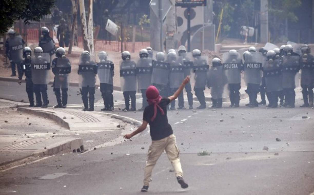 Los manifestantes arremetieron contra los agentes de la Policía Nacional con piedras y palos.