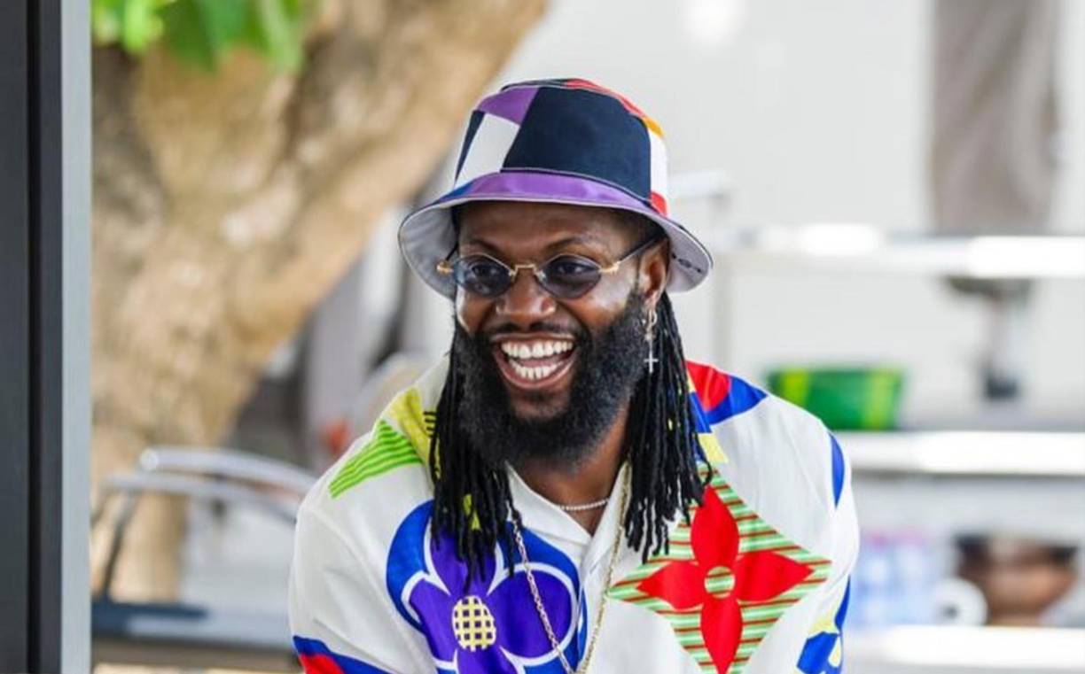 El experimentado delantero Emmanuel Adebayor ha dejado atónitos a sus seguidores el presumir su estilo de vida.