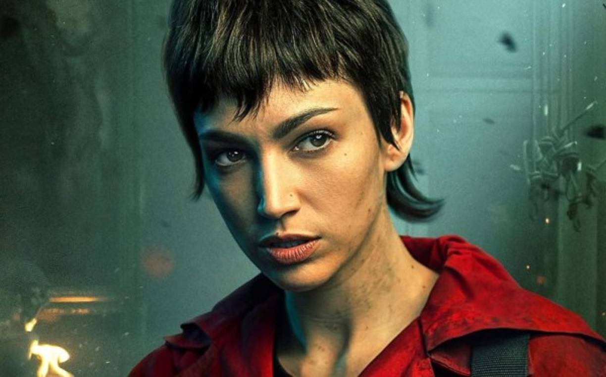 Este viernes 3 se estrenó en Netflix la primera parte de la última temporada de la serie que le ha cambiado la vida, tanto a ella como al resto de los actores del mono rojo y la máscara de Dalí. O quizás especialmente a ella, que acaba de estrenar en Hollywood su primera película (“Snake Eyes: G.I. Joe Origins”) y que en la época prepandémica no paraba de hacer maletas.