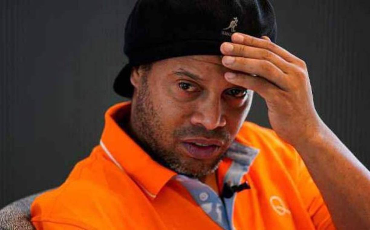 Ronaldinho Gaúcho y su hermano, Roberto de Assis Moreira, cumplirán este viernes una semana de estar detenidos en Paraguay por haber ingresado al país con documentos falsos. Hoy la prensa paraguaya ha informado sobre una pelea de presos por el exjugador y las visitas que ha recibido.