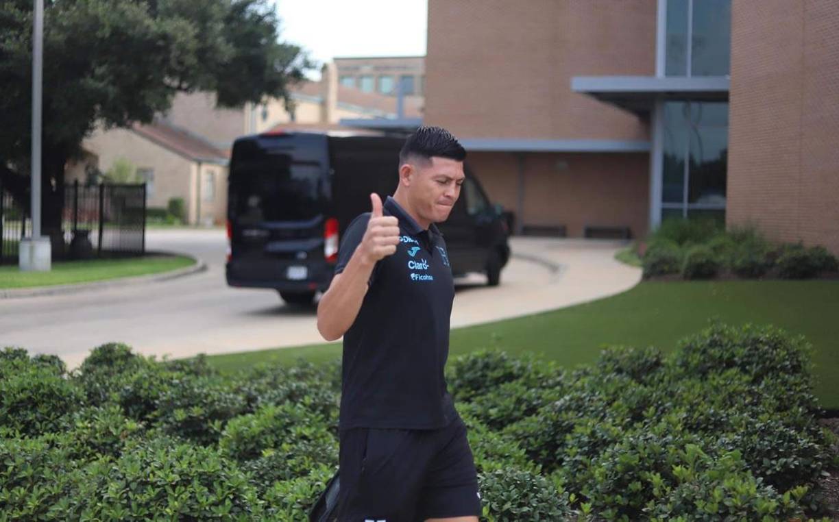 Francisco ‘Chelito’ Martínez saludando a los periodistas cuando llegaba al entrenamiento.