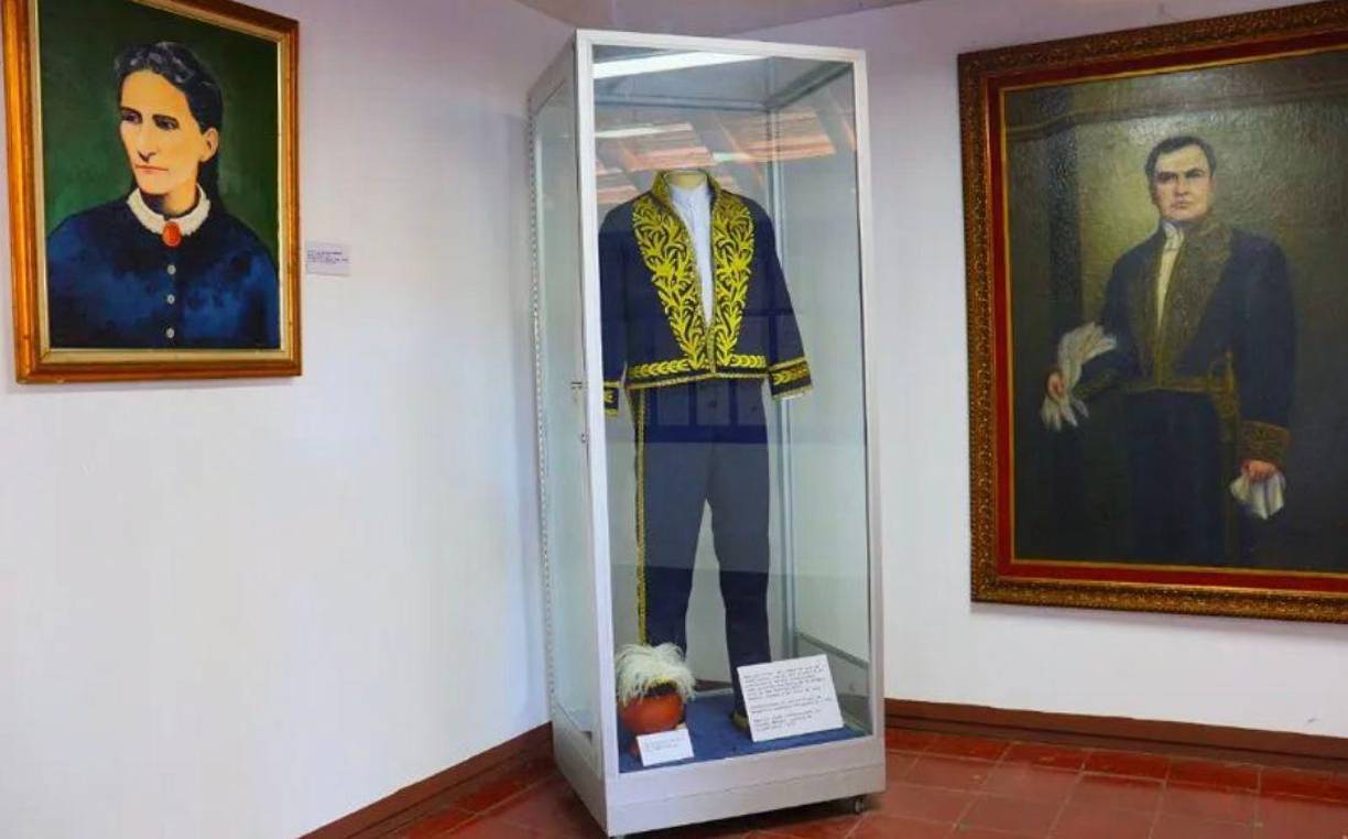 La Casa Museo y Archivo lleva el nombre del considerado “Padre del Modernismo” literario y el “Príncipe de las Letras Castellanas”. Félix Rubén García Sarmiento, “Rubén Darío”, nació el 18 de enero de 1867 en el municipio rural de Metapa, hoy Ciudad Darío, en el norte de Nicaragua y falleció el 6 de febrero de 1916, a los 49 años, en León.