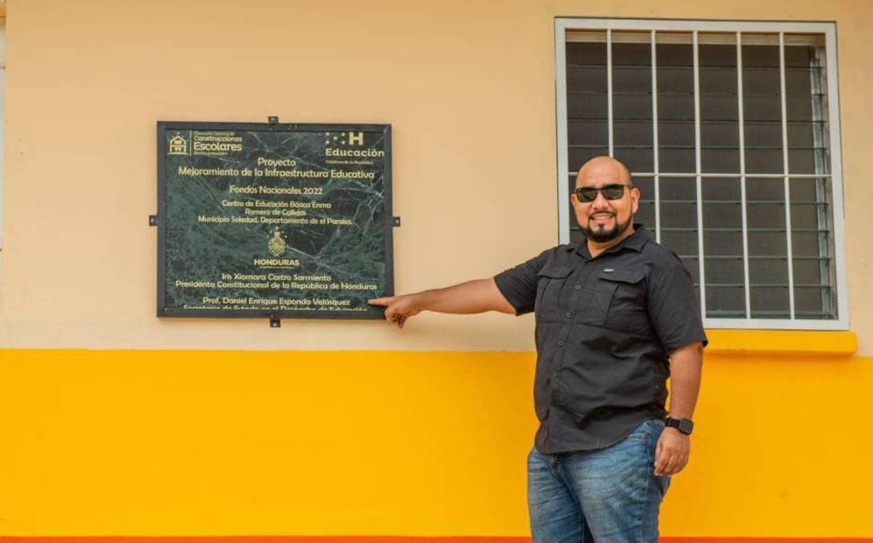 3. <b>“La cascada de Newton”</b>: Una imagen que muestra agua subiendo en lugar de caer, haciendo referencia directa a su error.