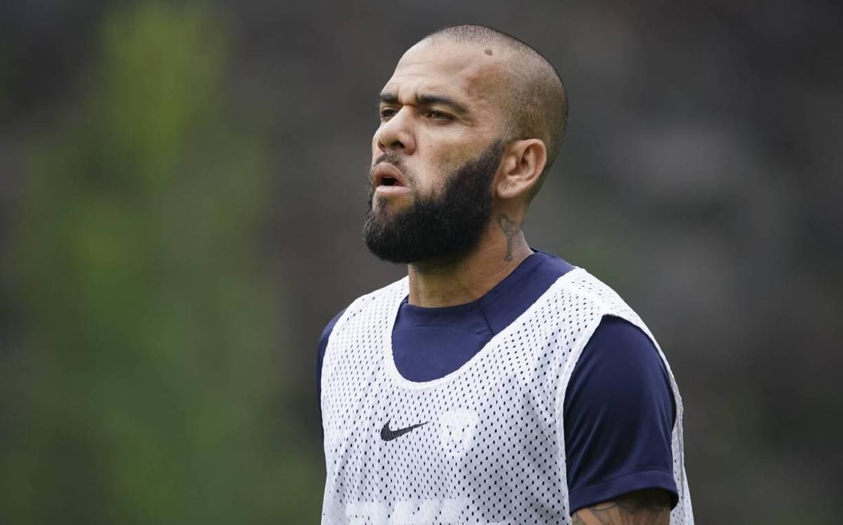 Dani Alves habría dicho que la joven fue quien lo agredió sexualmente lanzándose hacia él cuando “no había tocado a la chica” en ningún momento. “La verdad es que quería proteger a esta señorita”, según fuentes del diario catalán ARA.