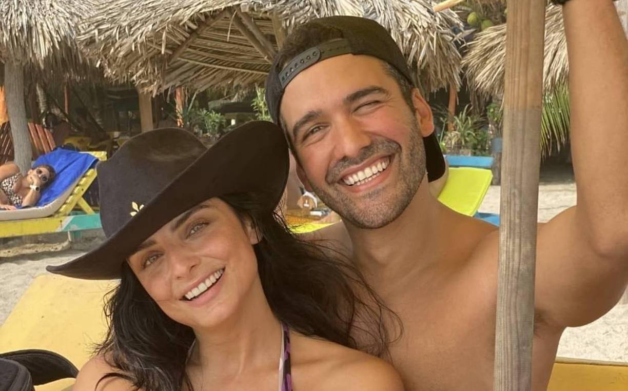 Aislinn Derbez, la protagonista de ‘La promesa’, hizo público su noviazgo con el influencer de viajes, Jonathan Kubben. En aquella ocasión, aseguró que no planeaba medir el éxito de su relación con su duración. En julio del 2022, sorprendió a sus fans al dar a conocer que se encontraba soltera desde meses atrás. En entrevista con la revista Quién, detalló que su relación con Jonathan Kubben duró de enero del 2021 al mismo mes de un año después.