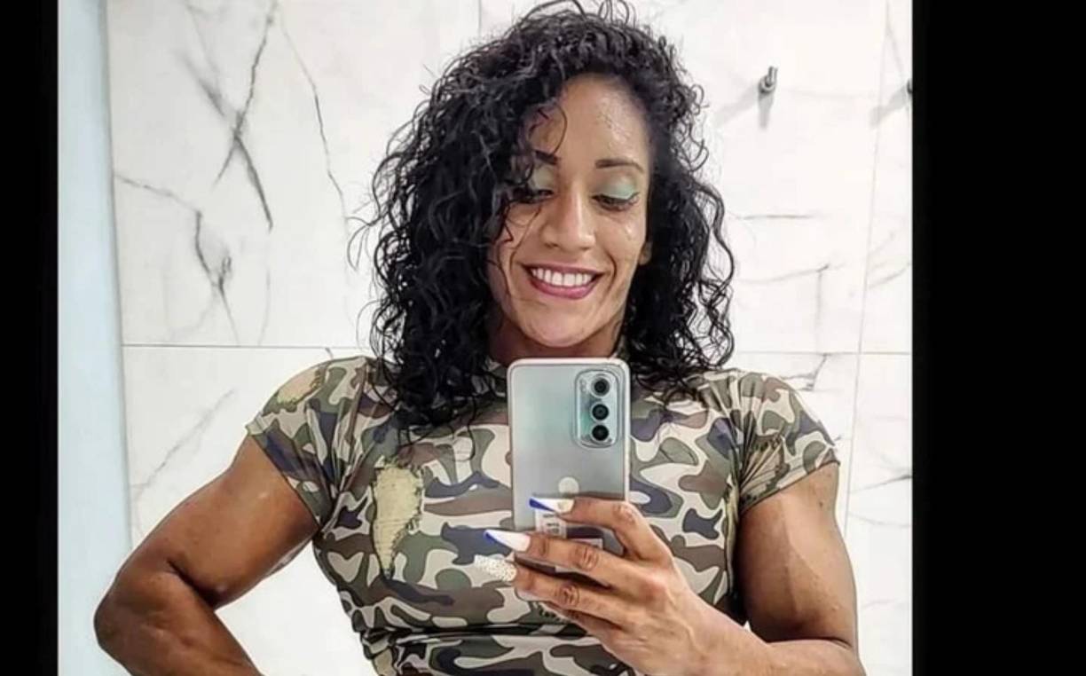 “Yo tengo dudas de que algo le hicieron. Le pregunté tres veces ‘¿Estás bien?’. Estaba con mis nietas, sus hijas. Las tres juntas hablamos con ella. ‘Estoy bien, quedate tranquila’, me dijo ella”, explicó la madre de Johana en charla con Crónicas de Argentina.