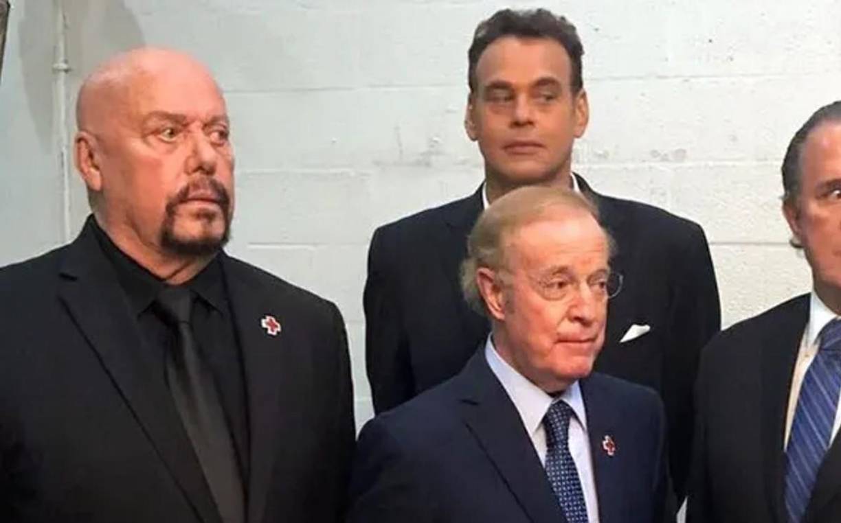Mientras ’El Perro’ Bermúdez ha estado prácticamente toda su trayectoria en las empresas de Televisa, David Faitelson, junto a José Ramón Fernández, lo hicieron en TV Azteca y hoy en ESPN, algo que ha causado cierta rivalidad entre ellos.