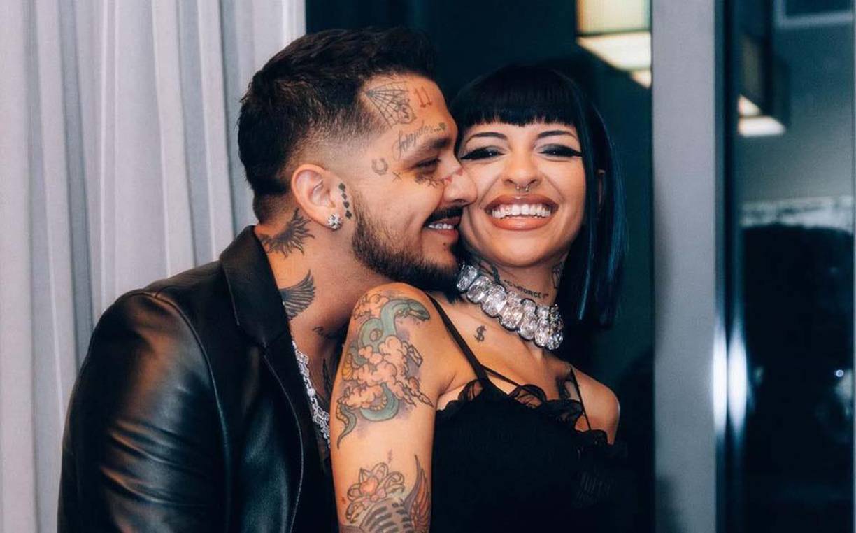 Luego de iniciar su relación con Cazzu, el cantante habría decidido tatuar una vez más su rostro, esta vez con el diseño de una telaraña, pues a la ahora madre de su hija le encantan las arañas, pero el cambio más radical fue cuando se puso en medio de su rostro una serie de banderas por encima de la nariz, ya que para él eso tiene un significado profundo. 
