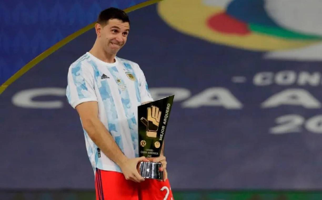 No es la primera vez que lo hace. Lo mismo realizó cuando fue premiado en la Copa América donde Argentina le ganó el título en la final a Brasil.