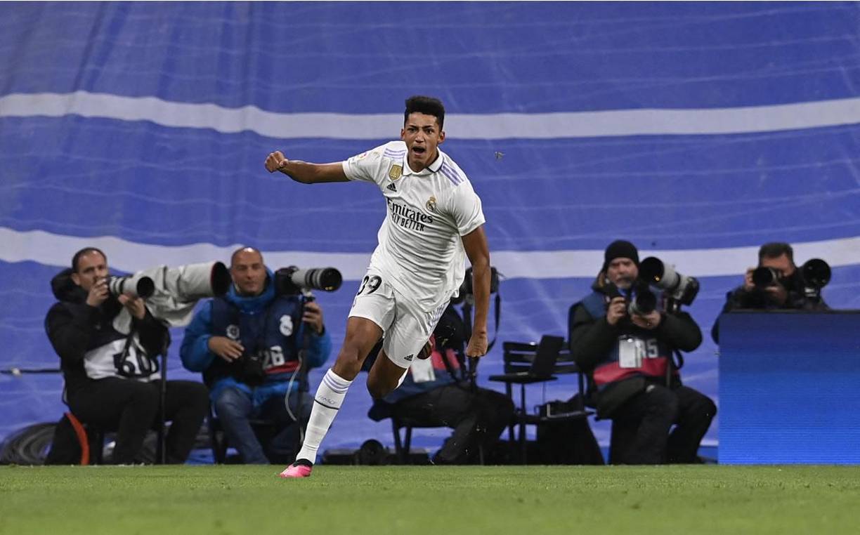 La celebración de Álvaro Rodríguez tras marcar su primer gol en el estadio Santiago Bernabéu.