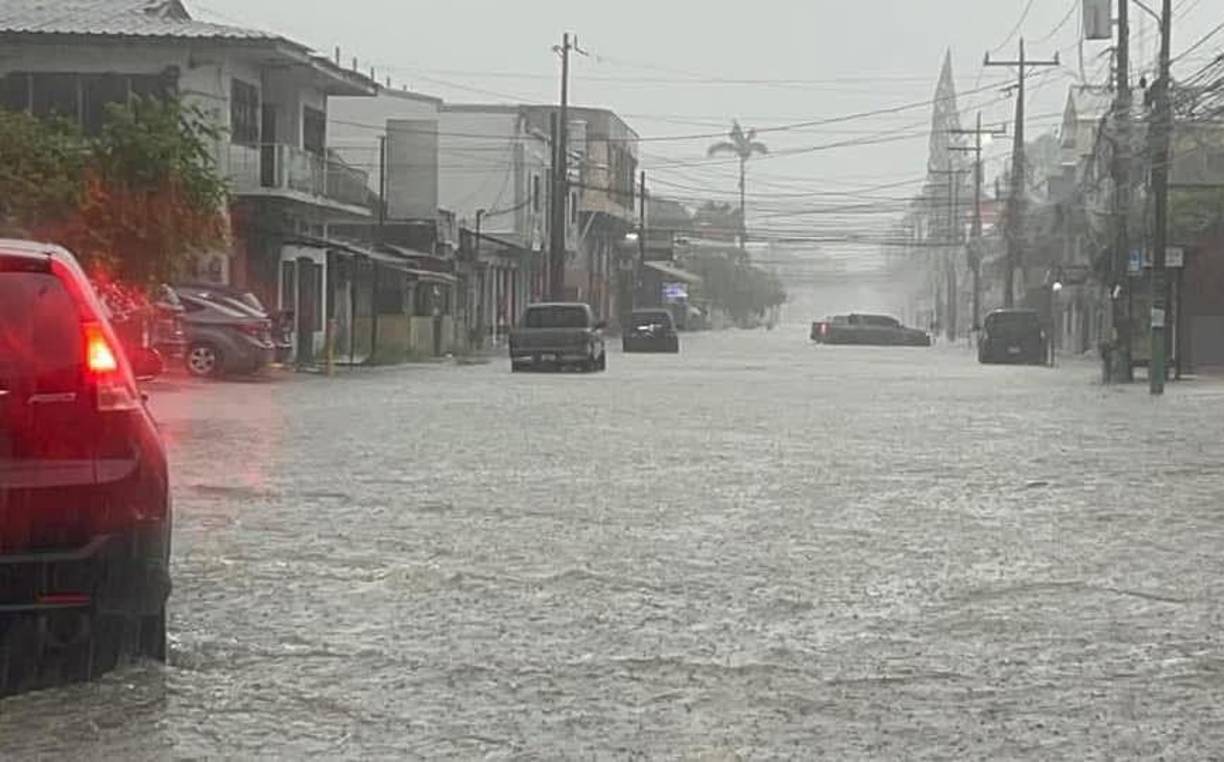En el municipio de Puerto Cortés algunas de las principales calles y avenidas han sido anegadas por las lluvias. 