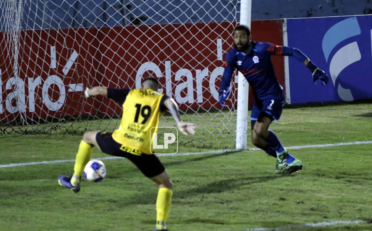 Ramiro Rocca controlando el balón antes de firmar su doblete, ante la mirada de Edrick Menjívar.