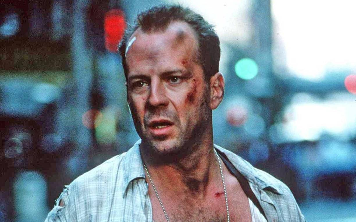 Duro de matar (1988): La saga completa la puede ver en HBO Max. Un grupo terrorista se apodera del edificio Nakatomi Plaza y secuestra a un grupo de rehenes. El policía John McClane, que se encuentra dentro del rascacielos, consigue escapar, manteniendo a partir de ese momento una desigual y agotadora lucha contra los terroristas. El protagonista era, por orden de importancia: simpático, agente de policía y héroe solitario. Suficiente... Una entretenidísima cinta de acción que catapultó al estrellato absoluto a Bruce Willis. Véala en Star +