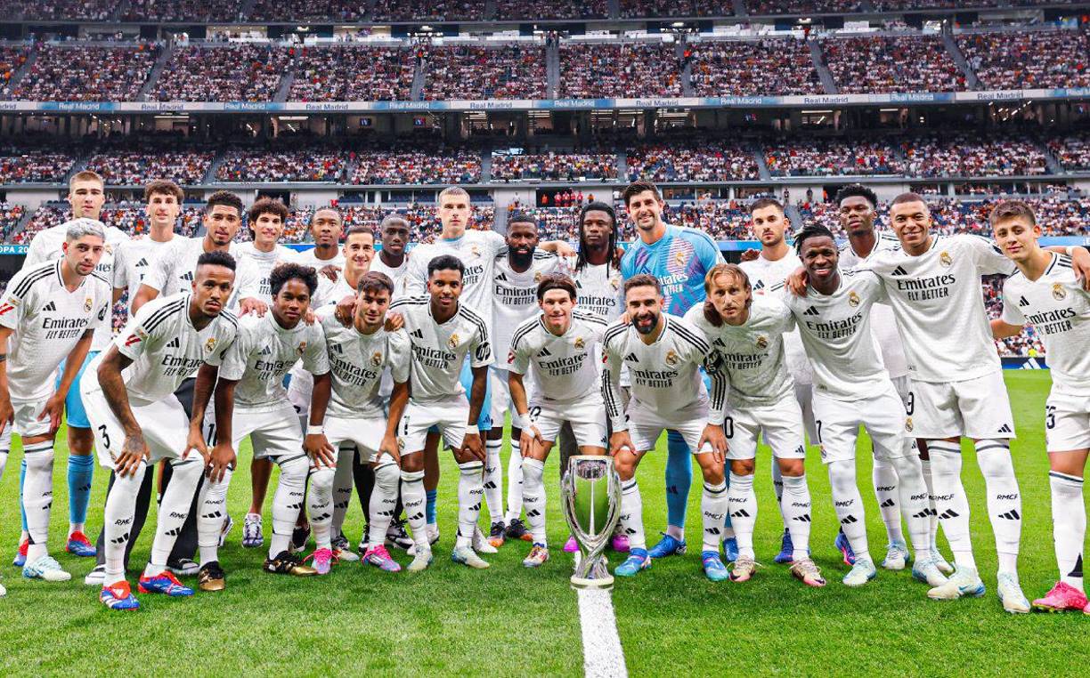 La plantilla del Real Madrid posó con la Supercopa de Europa.