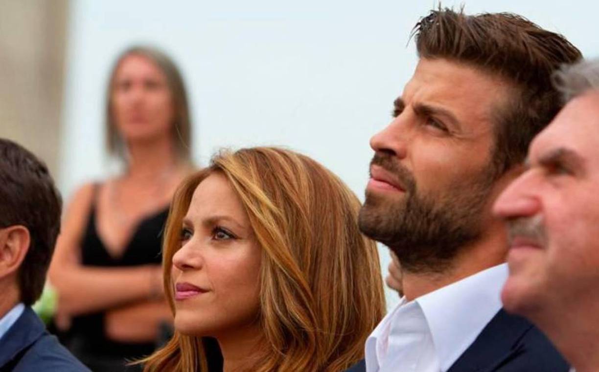 “Sólo puedo decir que consciente o inconscientemente, todo lo que siento, todo lo que vivo se refleja en las letras que escribo, en los videos que hago”, respondió Shakira. “Cuando el guante encaja, encaja. Como he dicho antes, mi música es ese canal”.