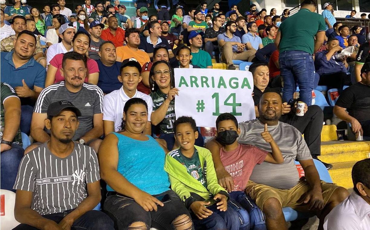 La familia de Javier Arriaga viajó desde El Nagrito, Yoro, para apoyarlo en el derbi sampedrano.