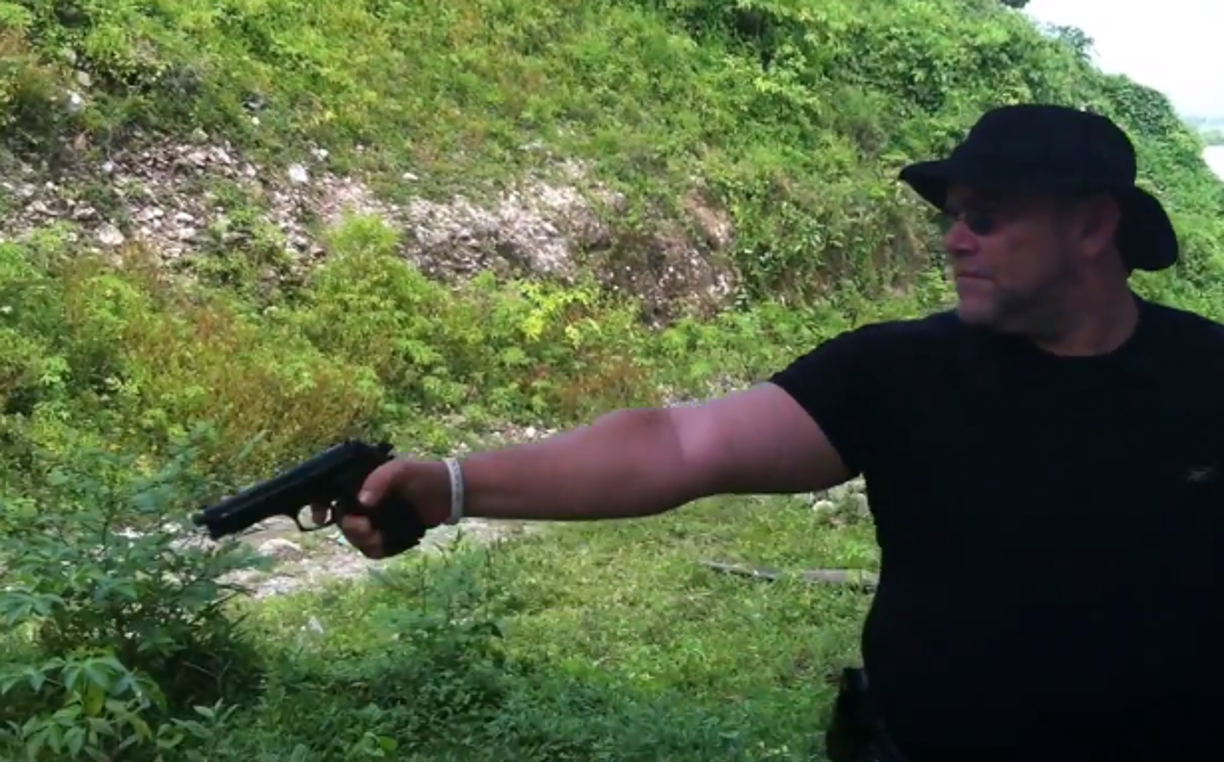 El hombre extranjero se dedicaba a entrenar personal de seguridad y militares.