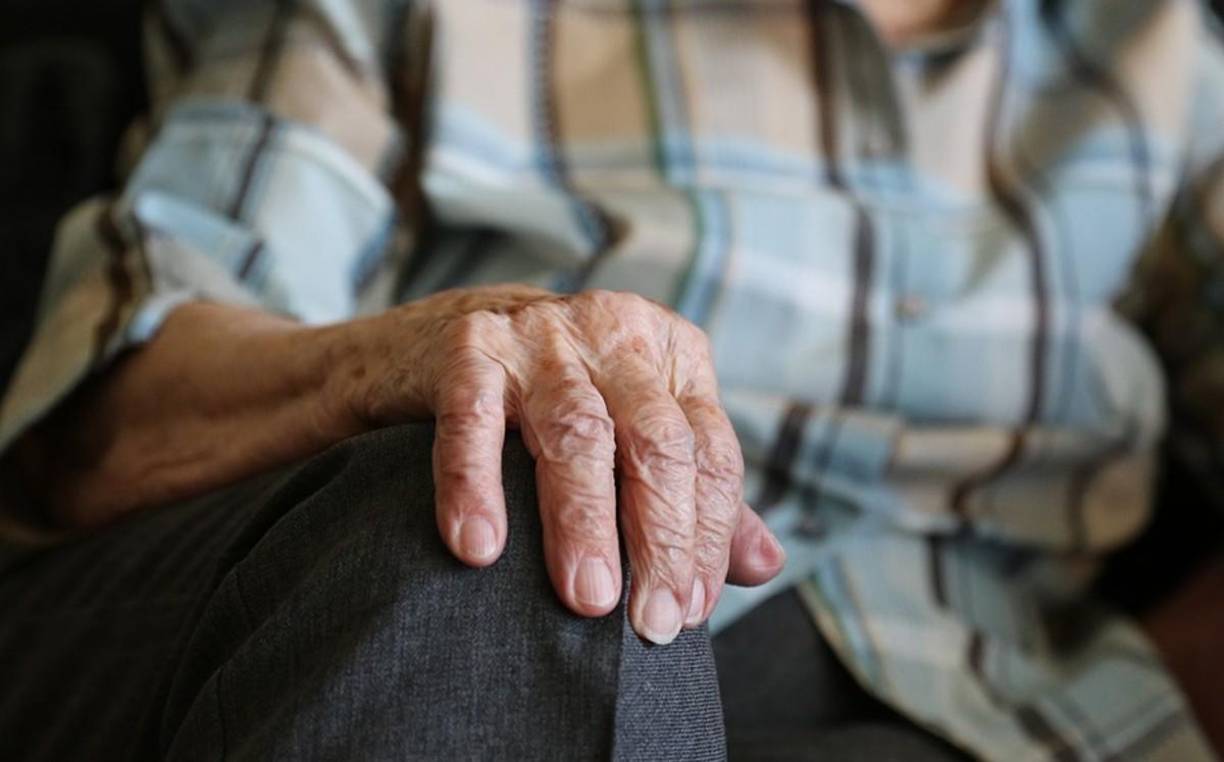 Si para algunas personas este olor resulta desagradable, <b>la mayoría lo asociamos con buenos recuerdos de abuelos y padres.</b> Y es probable que, al igual que en la infancia, ayude a perpetuar los cuidados, esta vez de nuestros mayores. A medida que la piel madura, su protección antioxidante disminuye, generando una mayor presencia del citado compuesto, así que lo mejor para minimizar el rastro olfativo es <b>beber abundante agua, hacer ejercicio, seguir una alimentación sana, disminuir el estrés y reducir el consumo de tabaco o alcohol</b>. Todos estos hábitos reducen el estrés oxidativo responsable de nuestro olor.