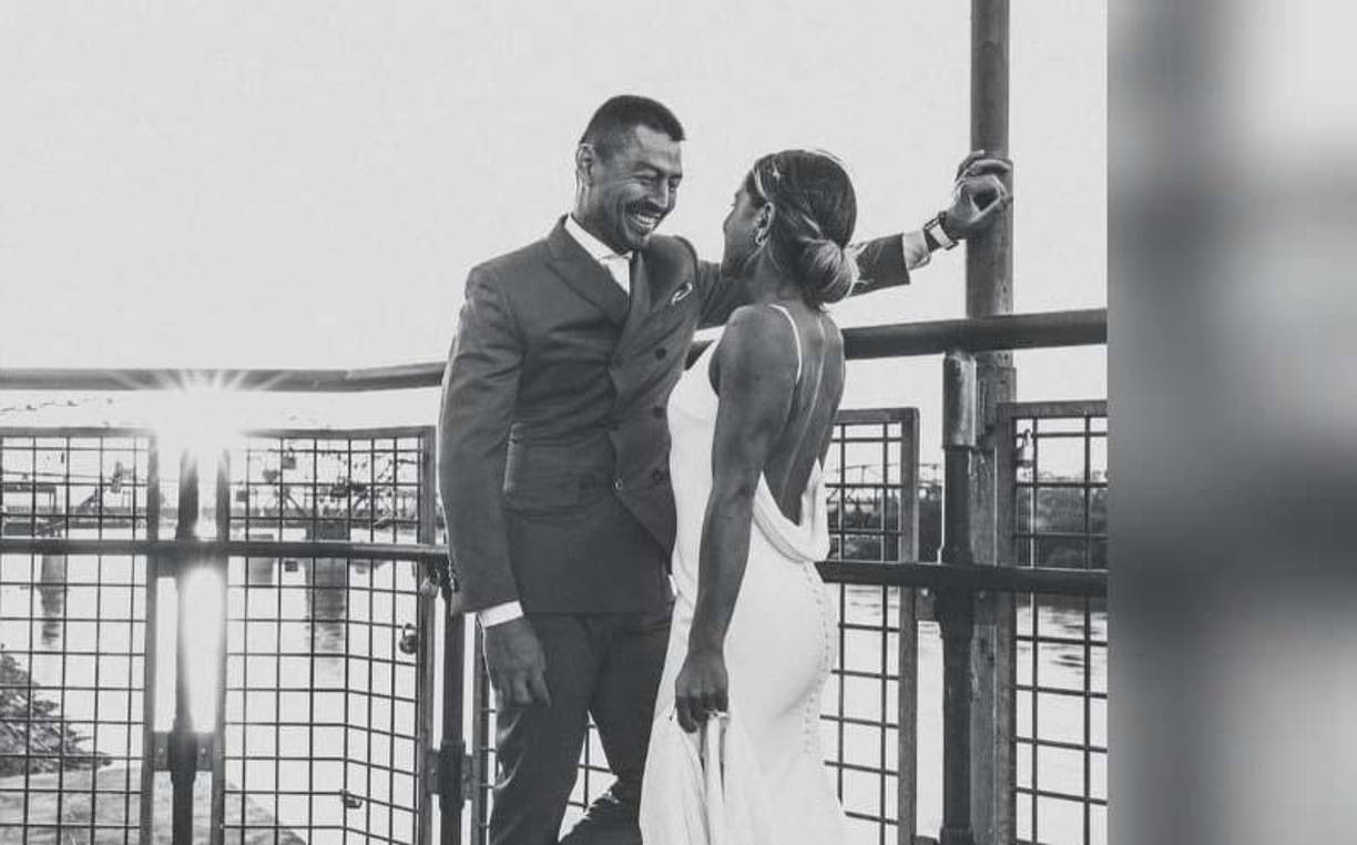 Roger Espinoza lució un traje elegante en la boda con su amada Lo’eau LaBonta.