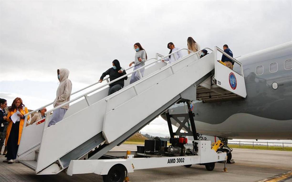Un avión de la Fuerza Aeroespacial Colombiana (FAC) que transportaba ciudadanos deportados de Estados Unidos aterrizó este martes en el aeropuerto internacional El Dorado de Bogotá proveniente de El Paso (Texas).