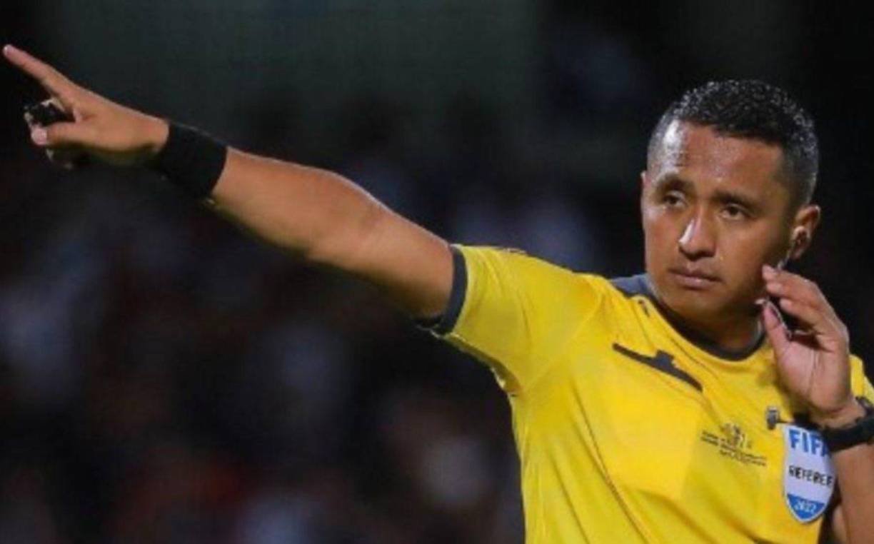 Además de pitar en Arabia Saudita y Emiratos Árabes Unidos, Iván Barton fue nominado por la Federación Internacional de Historia y Estadísticas de Fútbol (IFFHS) como uno de los mejores árbitros del mundo.