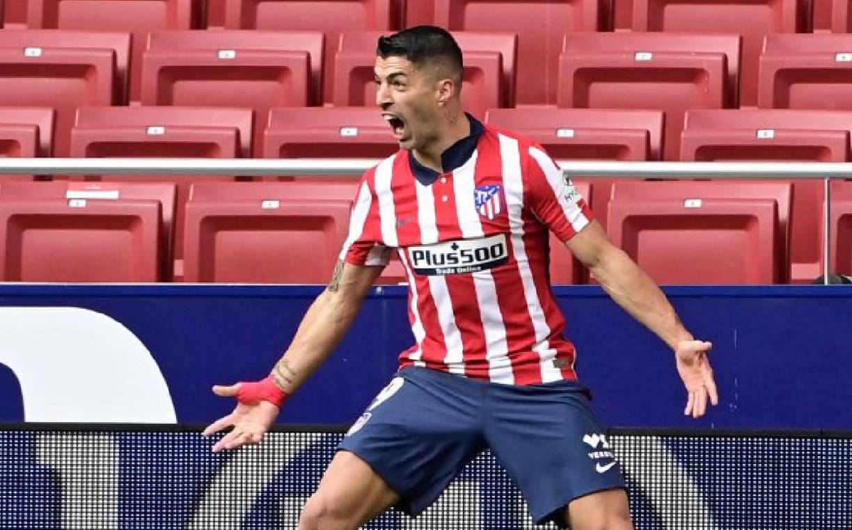 Tras rechazar al River Plate, el delantero uruguayo Luis Suárez ahora ha recibido una oferta por parte del Monza, recién ascendido a la Serie A de Italia. El director deportivo del club que es propiedad del magnate italiano Silvio Berlusconi desde 2018 es Adriano Galliani, quien dejó abierta la posibilidad al ser consultado por la prensa. “Ningún jugador ha dicho que no al Monza hasta ahora. Tengo la memoria corta, ni confirmo ni desmiento”, explicó.