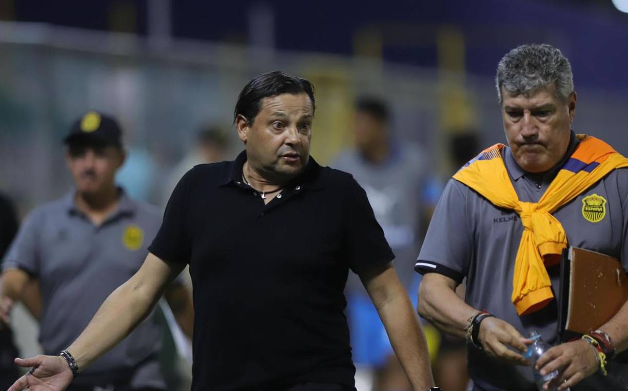 El entrenador tico Jeaustin Campos se dejó ver muy molesto por la derrota del Real España contra el Juticalpa FC en el estadio Morazán.