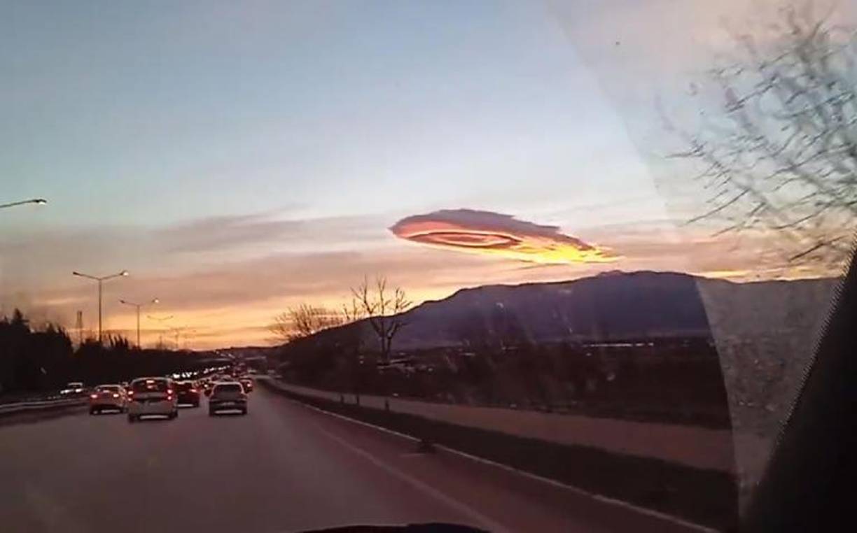 Algunos usuarios incluso asemejaron el comportamiento de dicha nube con el de un <b>objeto volador no identificado (OVNI).</b>, algo que lógicamente fue descartado.<br />