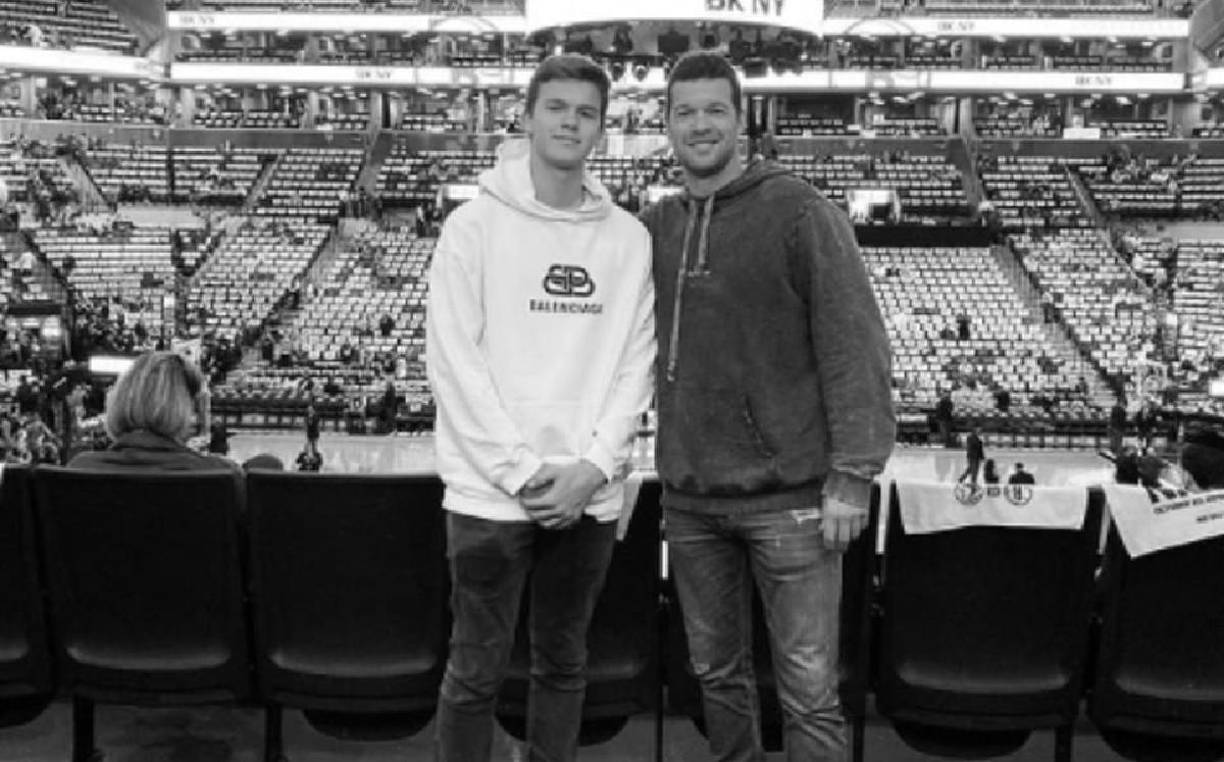 Ballack perdió a su hijo Emilio en un trágicó accidente en 2021. Pocos meses después, la prensa germana especuló que el exjugador empezó a salir con Sophia Schneiderhan, quien habría sido novia del difunto joven.