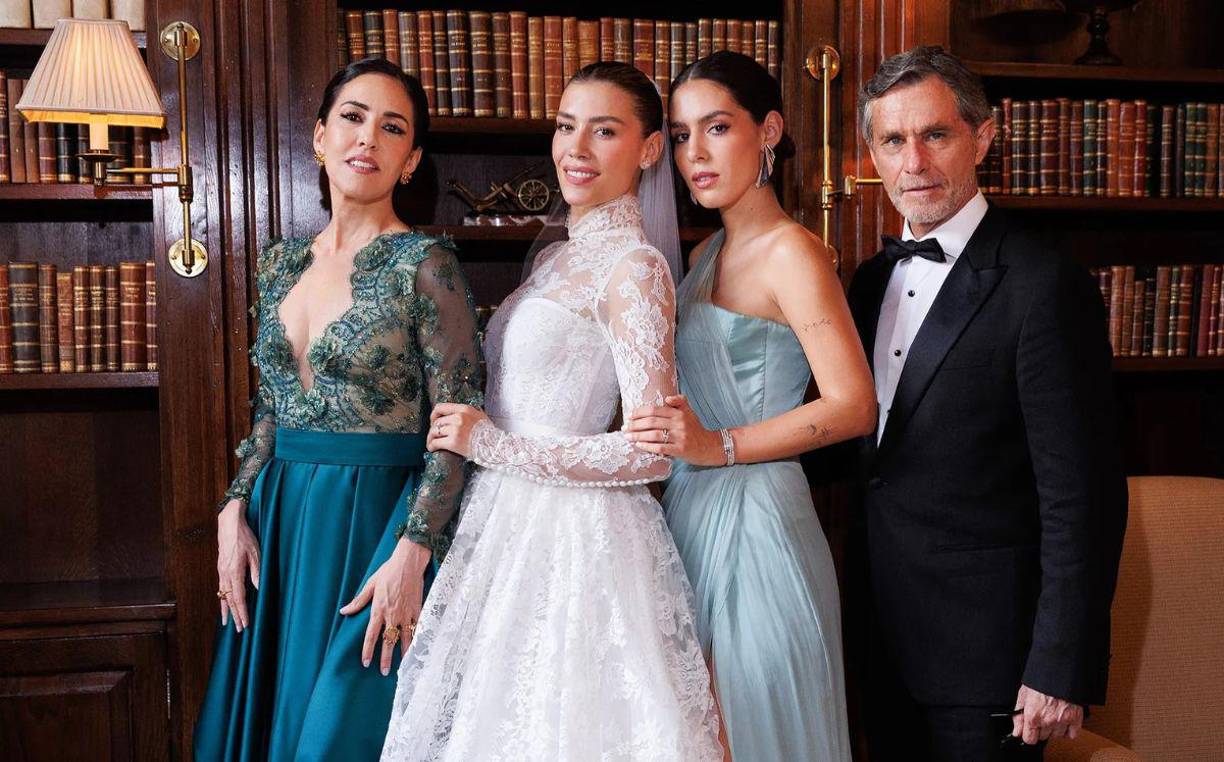 La boda de Michelle Salas y Danilo Díaz continúa siendo tema de conversación por su magnitud y elegancia. Por otra parte, la ausencia de Luis Miguel sigue dejando a los seguidores con cuestionamientos sobre la relación entre padre e hija. 