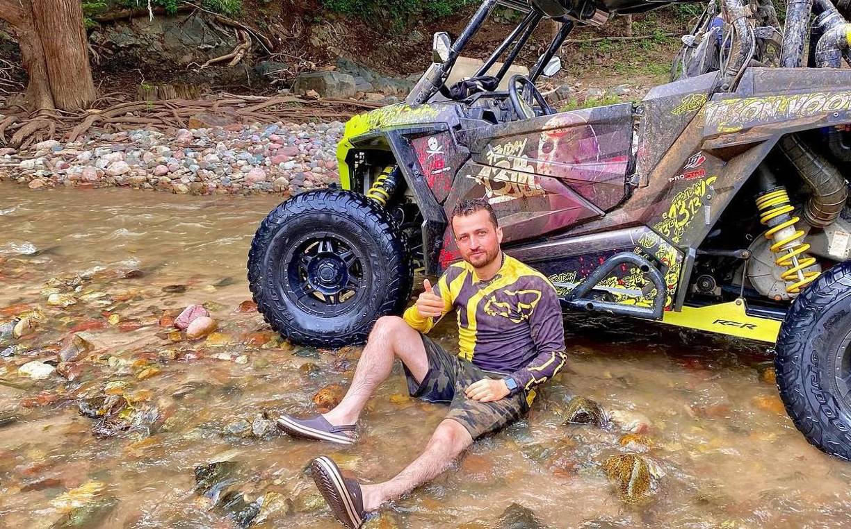 Adicionalmente, en su cuenta de Instagram, donde contaba con casi 40 mil seguidores, compartía fotografías de sus automóviles y aventuras en la playa y la montaña, creando así una comunidad de apasionados por el mundo del automovilismo.