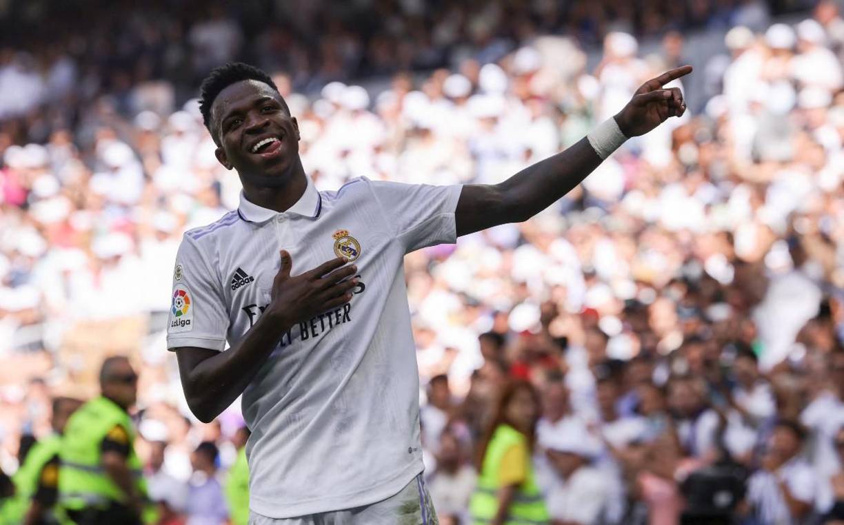 Según apunta SER Deportivos, Vinicius renovará su contrato con el Real Madrid hasta el 2027. Estamparía su firma en un contrato de cinco temporadas, con una cláusula astronómica de 1000 millones de euros y un incentivo adicional en caso de que gane el Balón de Oro con el Real Madrid durante ese período.
